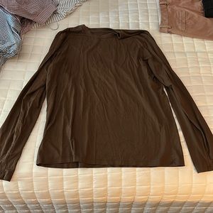 Men’s lulu lemon brown long sleeve. Bought on sale and too small, twice worn
